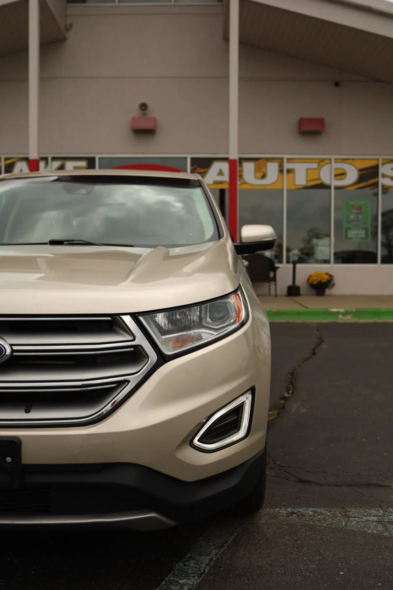 Used 2018 Ford Edge Titanium w/ Ford Safe & Smart Package AWD/4WD image 3