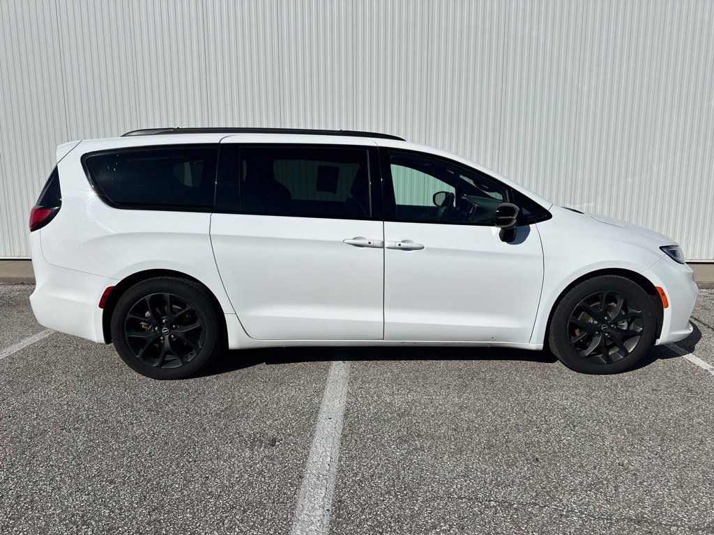 Used 2025 Chrysler Pacifica Limited FWD image 9