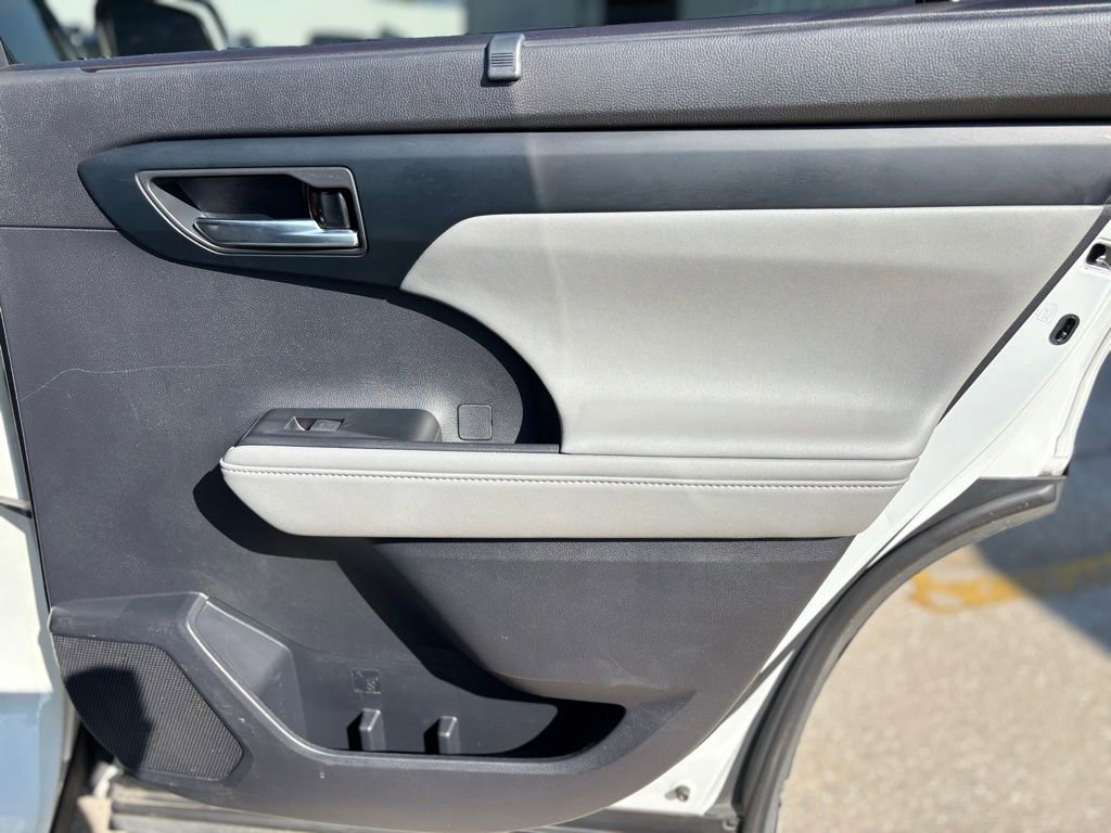 Used 2020 Toyota Highlander XLE image 14