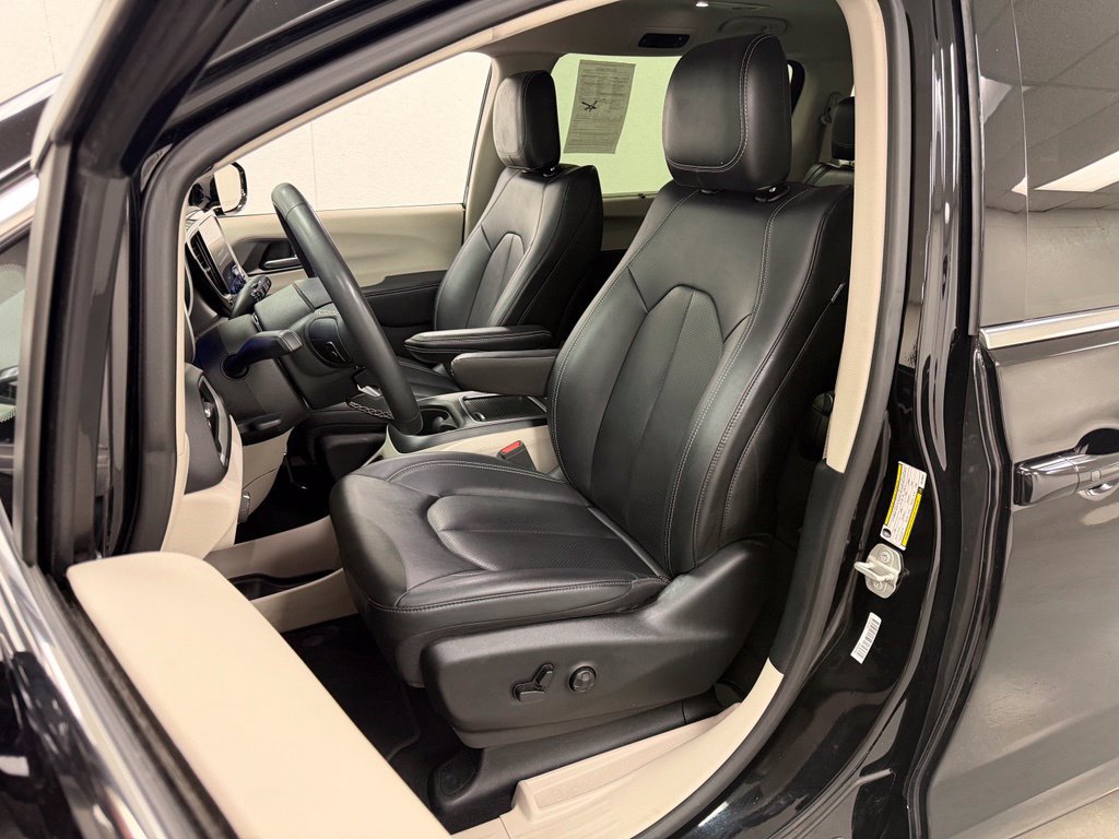 Used 2024 Chrysler Pacifica Touring-L FWD image 20