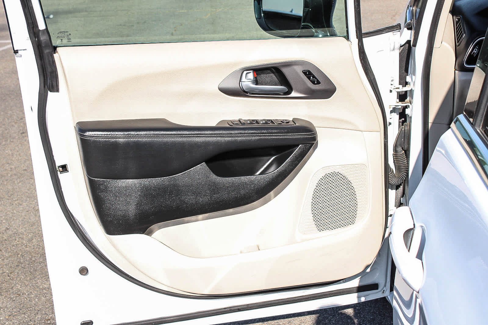 Used 2024 Chrysler Pacifica Touring-L FWD image 22