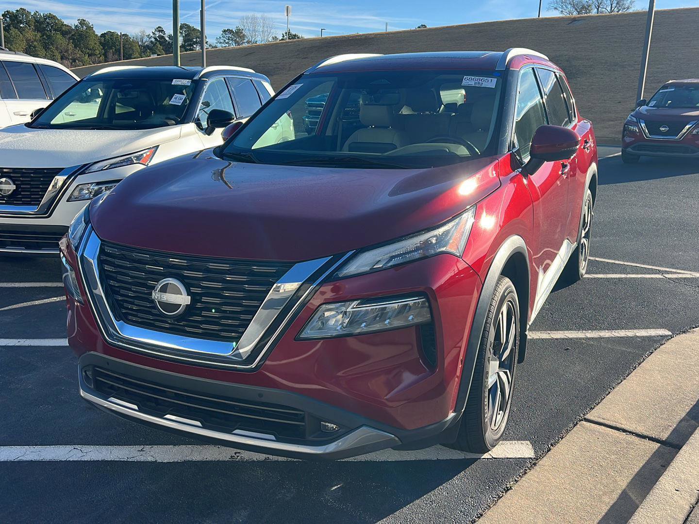 Used 2022 Nissan Rogue SL w/ SL Premium Package image 3