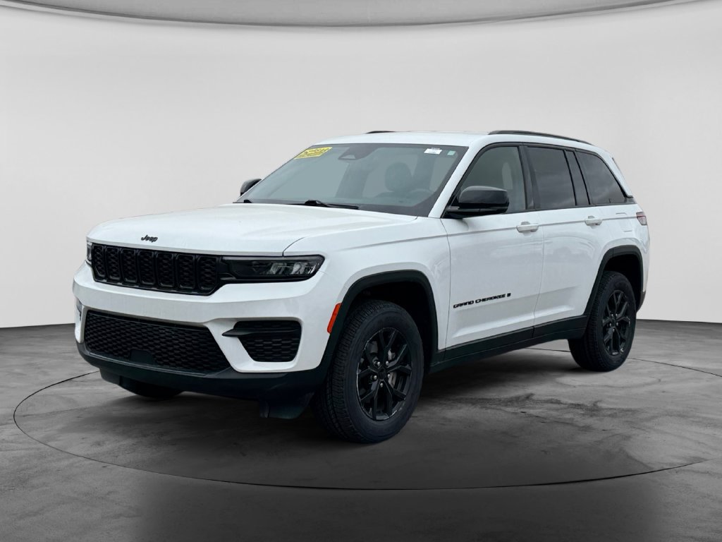 Used 2024 Jeep Grand Cherokee Altitude RWD image 3