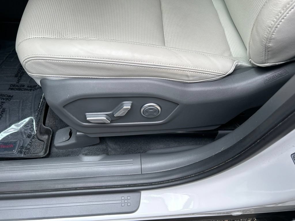 Used 2024 Hyundai Santa Fe Limited AWD/4WD image 16