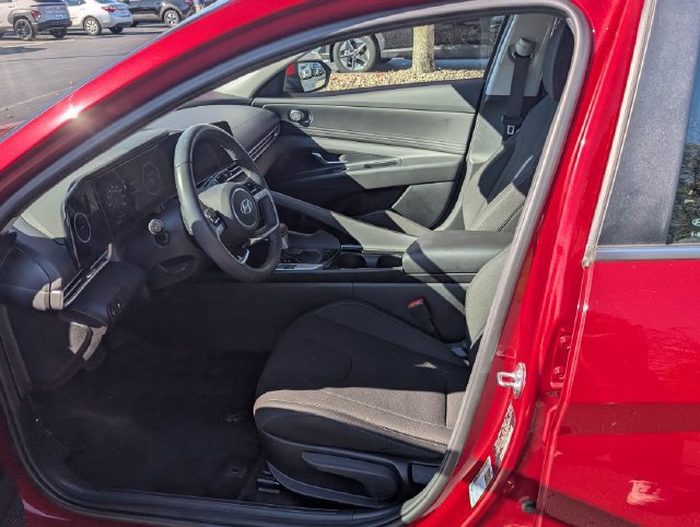 Certified 2025 Hyundai Elantra SEL FWD image 18