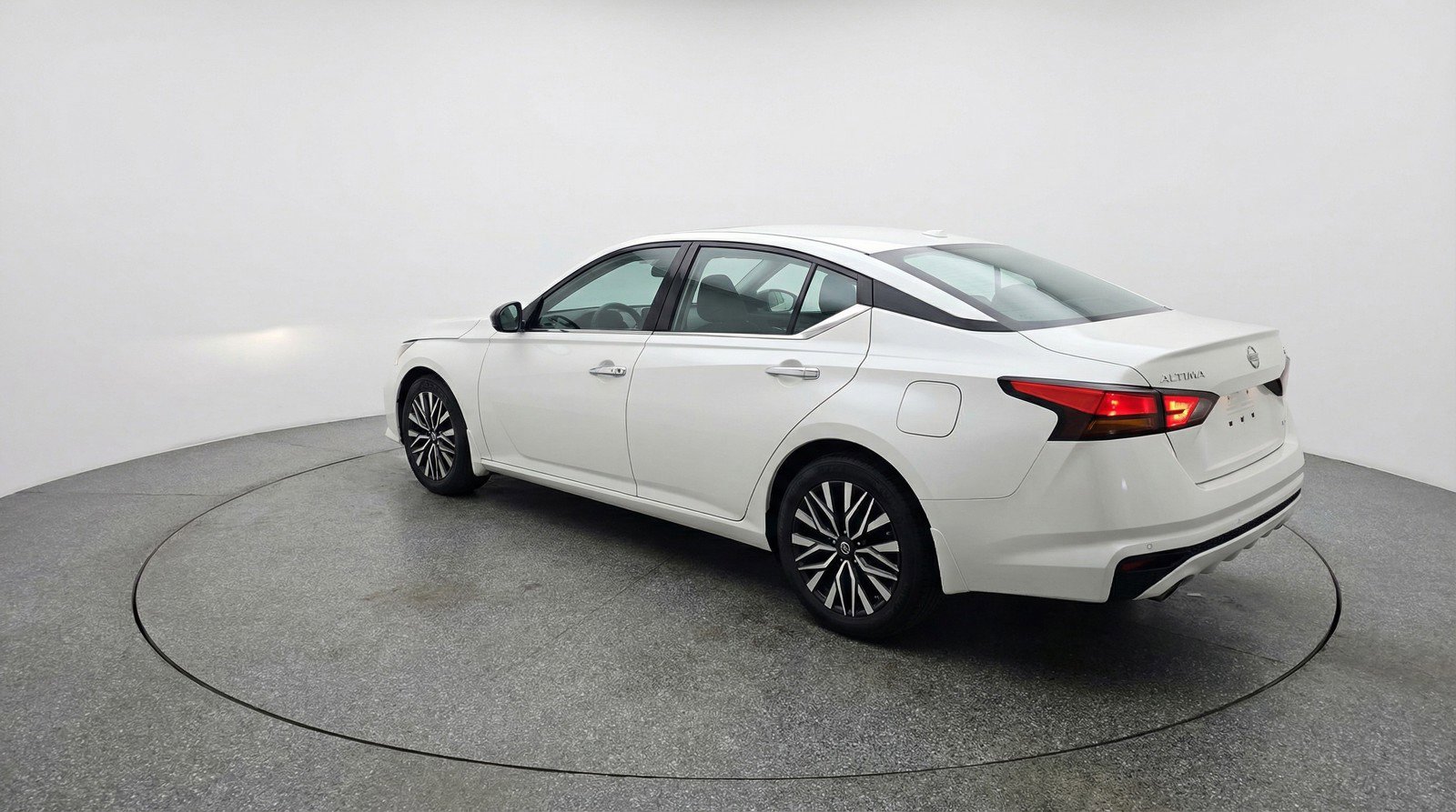 Used 2025 Nissan Altima 2.5 SV image 6