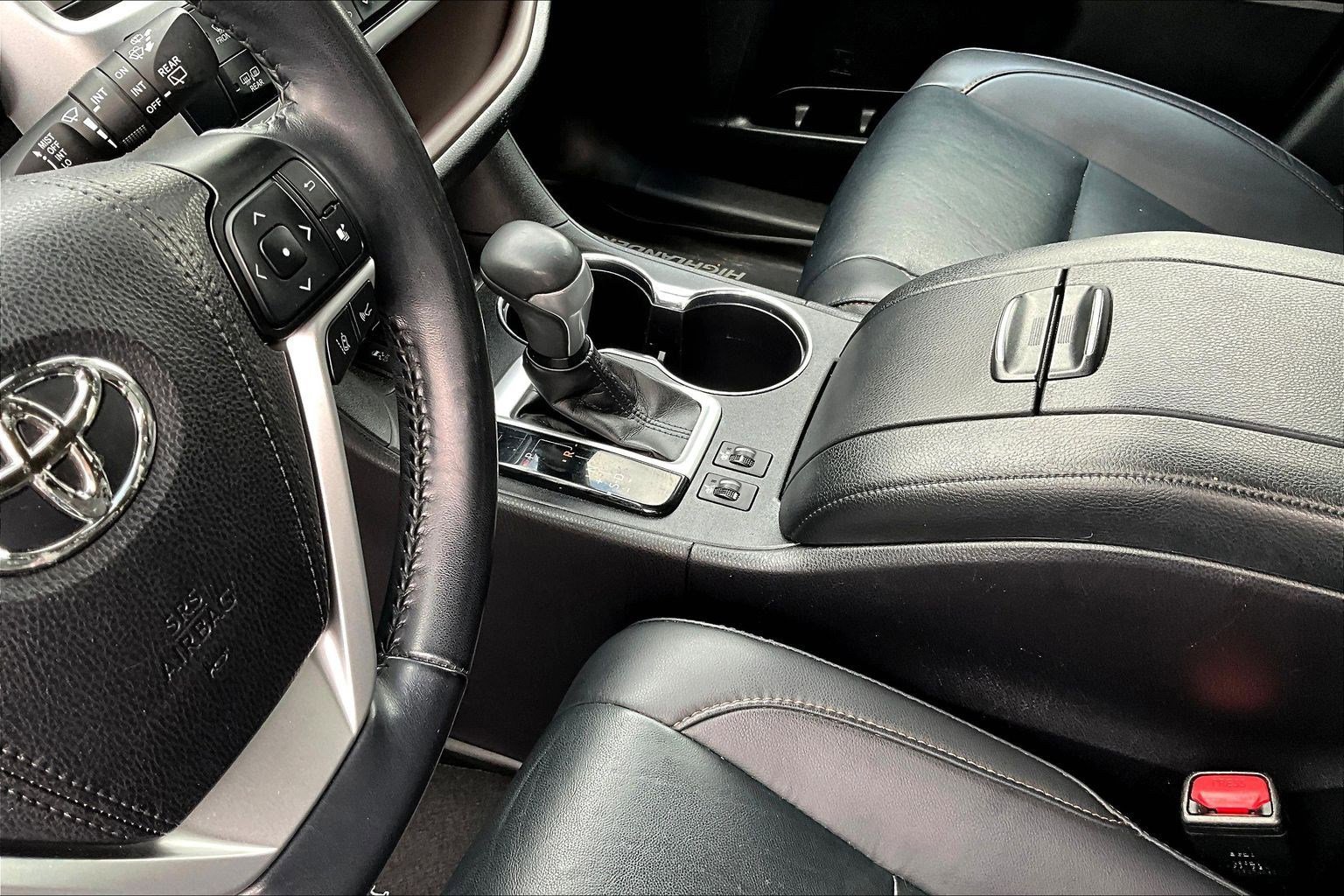 Used 2019 Toyota Highlander XLE image 18