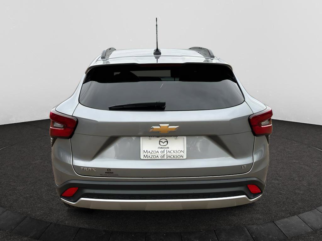 Used 2025 Chevrolet Trax LT FWD image 4