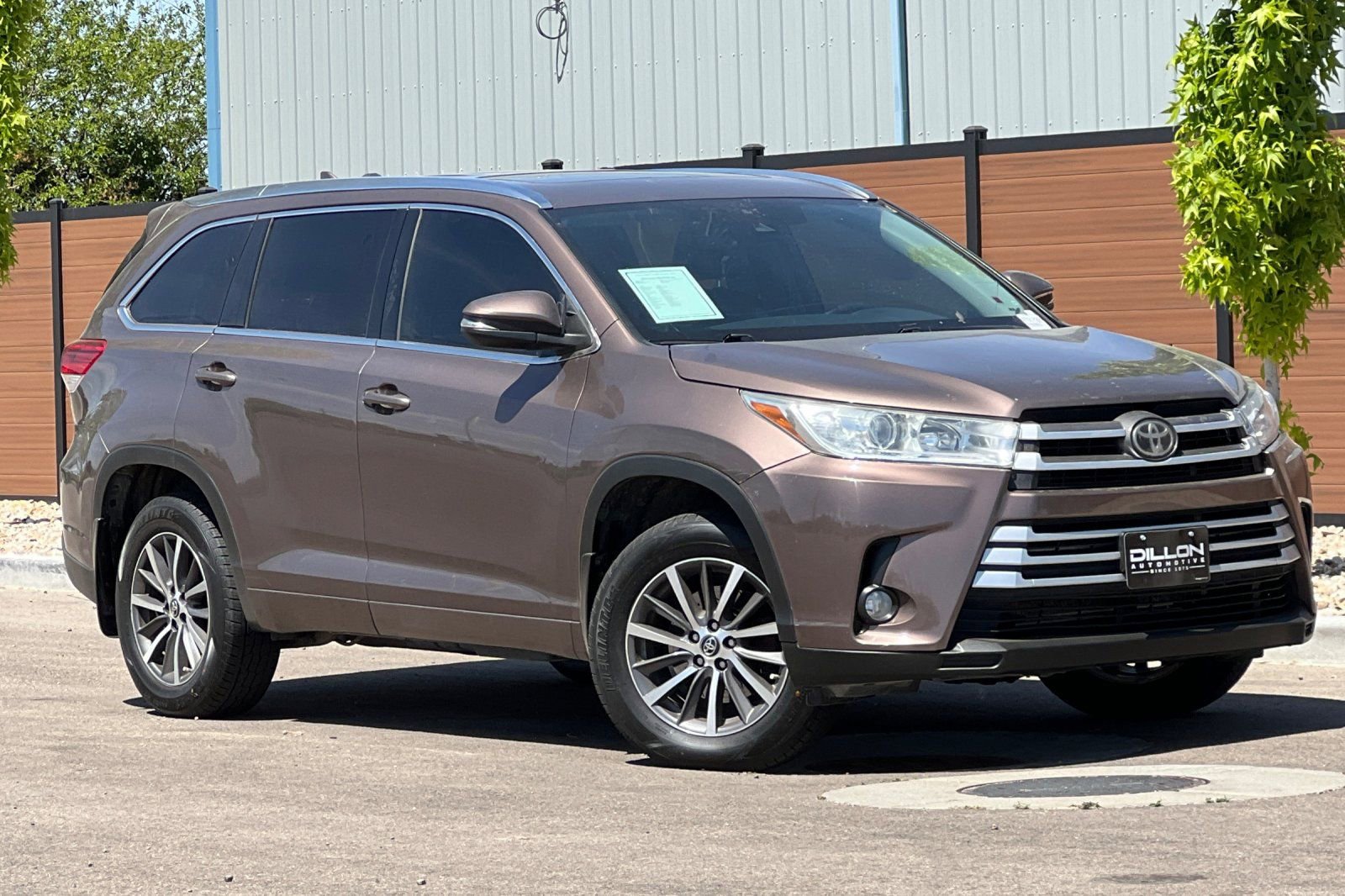 Used 2018 Toyota Highlander XLE AWD/4WD image 2
