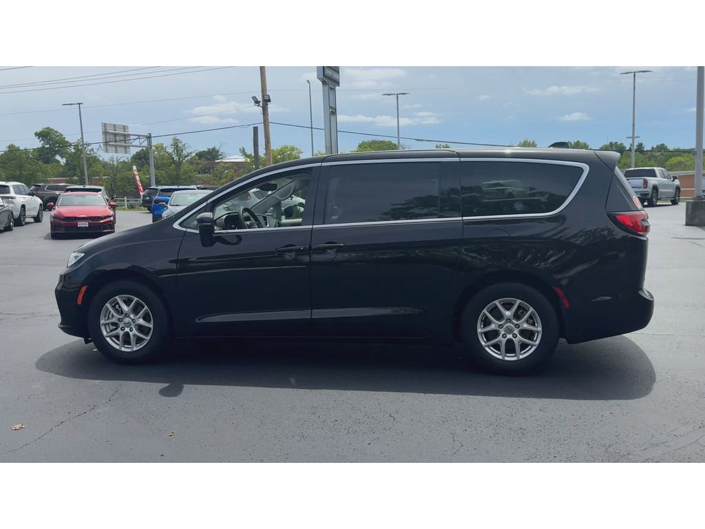 Used 2024 Chrysler Pacifica Touring-L FWD image 5