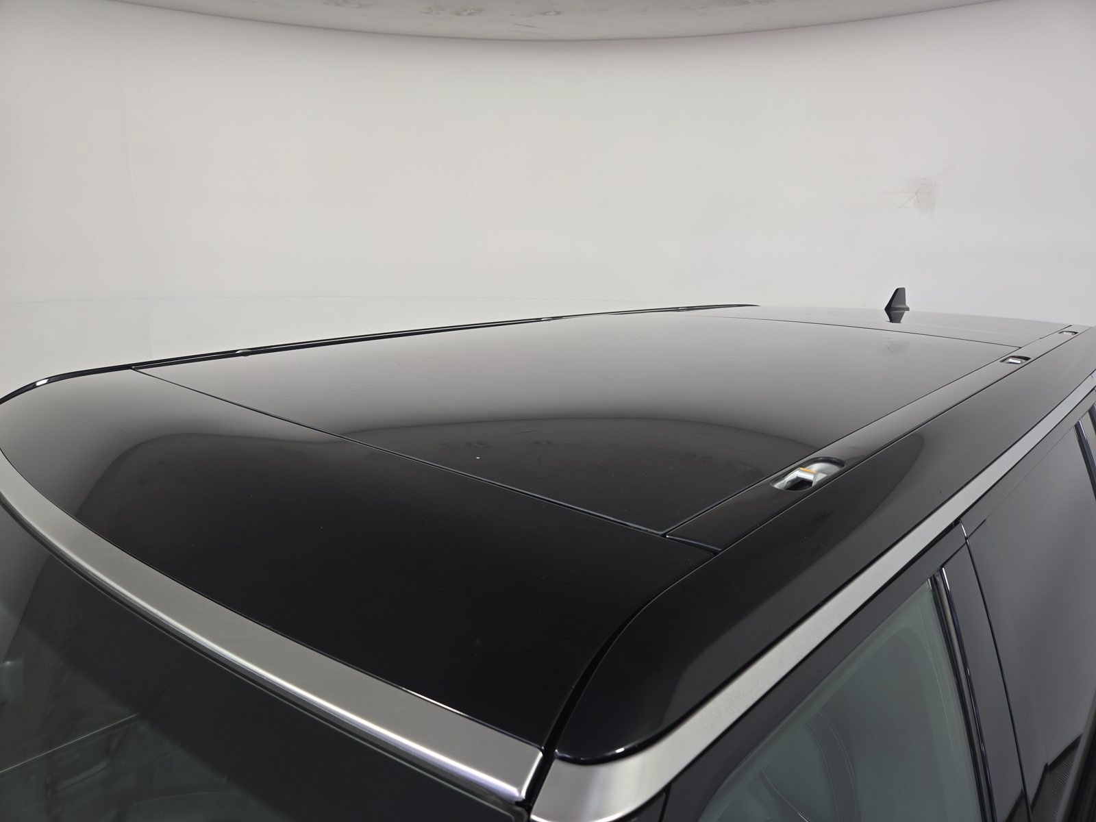 Used 2025 Rivian R1S Adventure Dual AWD/4WD image 13