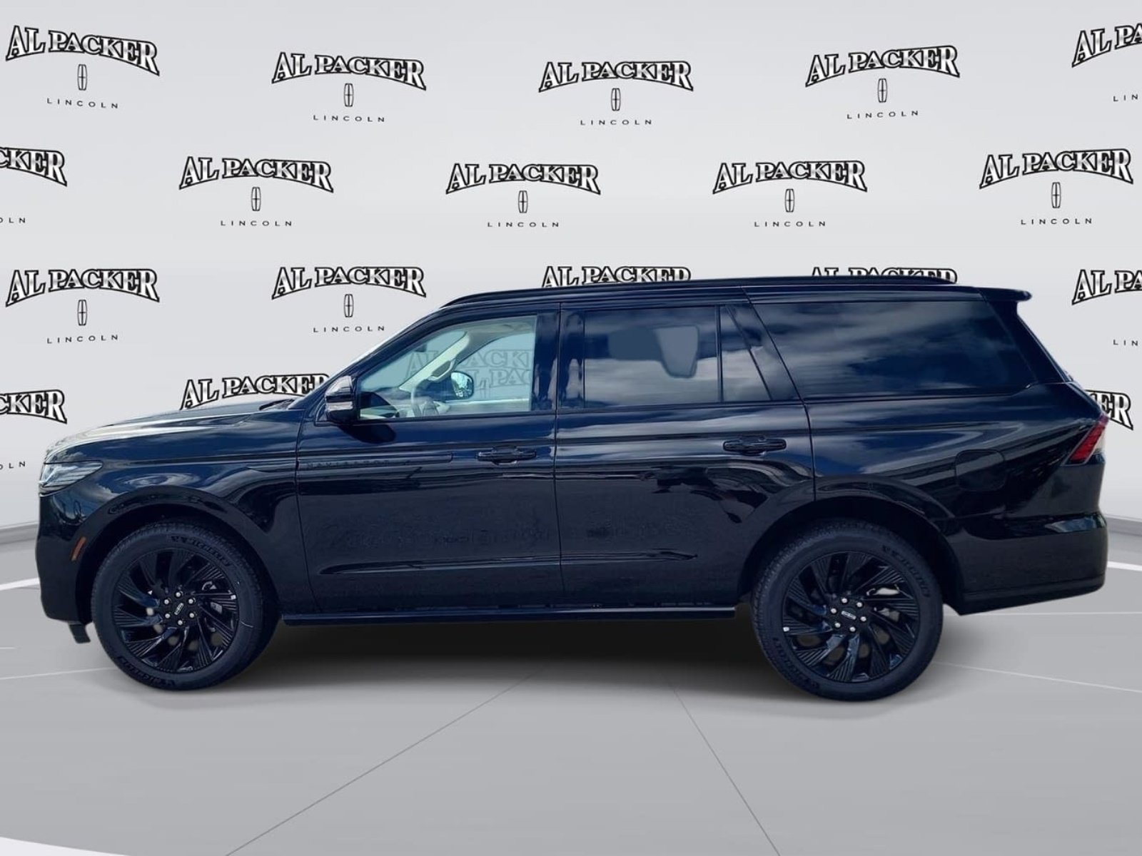 New 2027 Lincoln Navigator Reserve w/ Jet Appearance Package AWD/4WD image 2