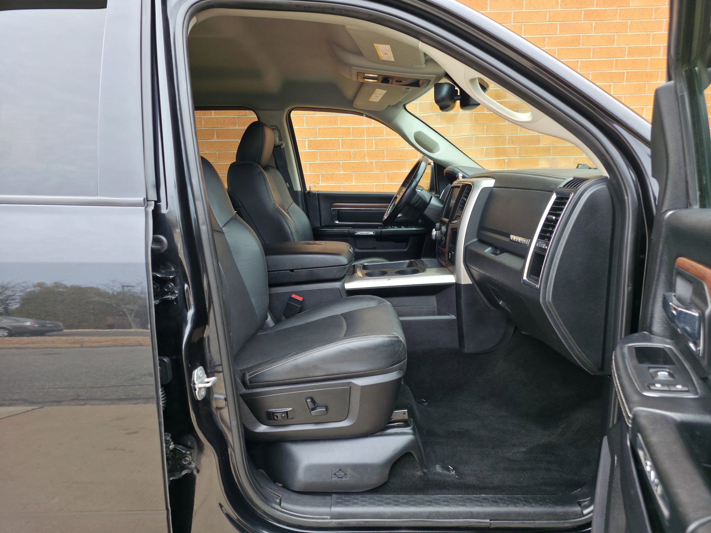 Used 2016 RAM 1500 Laramie w/ Convenience Group AWD/4WD image 16