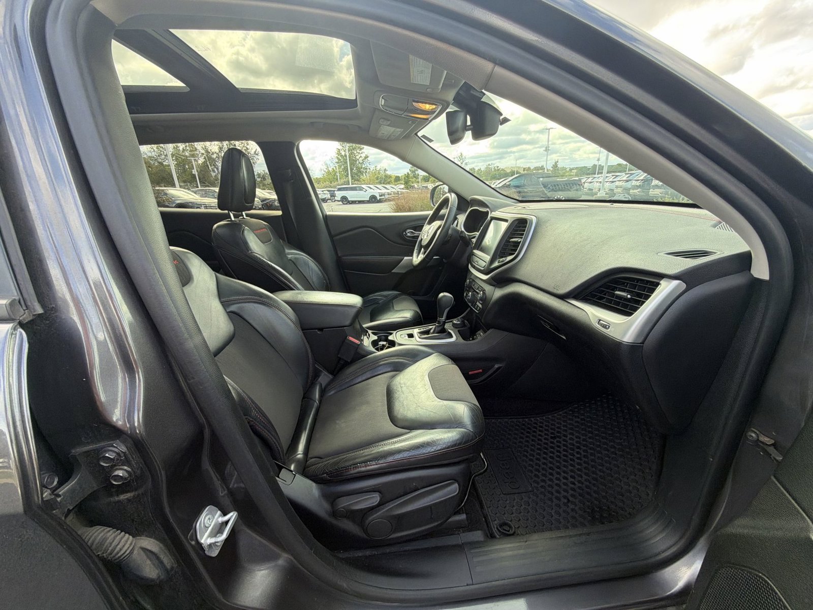 Used 2017 Jeep Cherokee Trailhawk w/ Comfort/Convenience Group AWD/4WD image 27