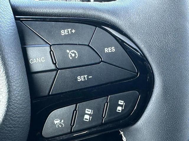 Used 2025 Chrysler Pacifica Limited image 22