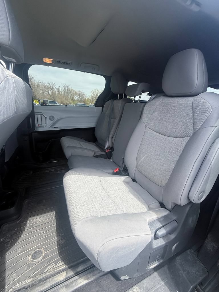 Used 2025 Toyota Sienna LE FWD image 7