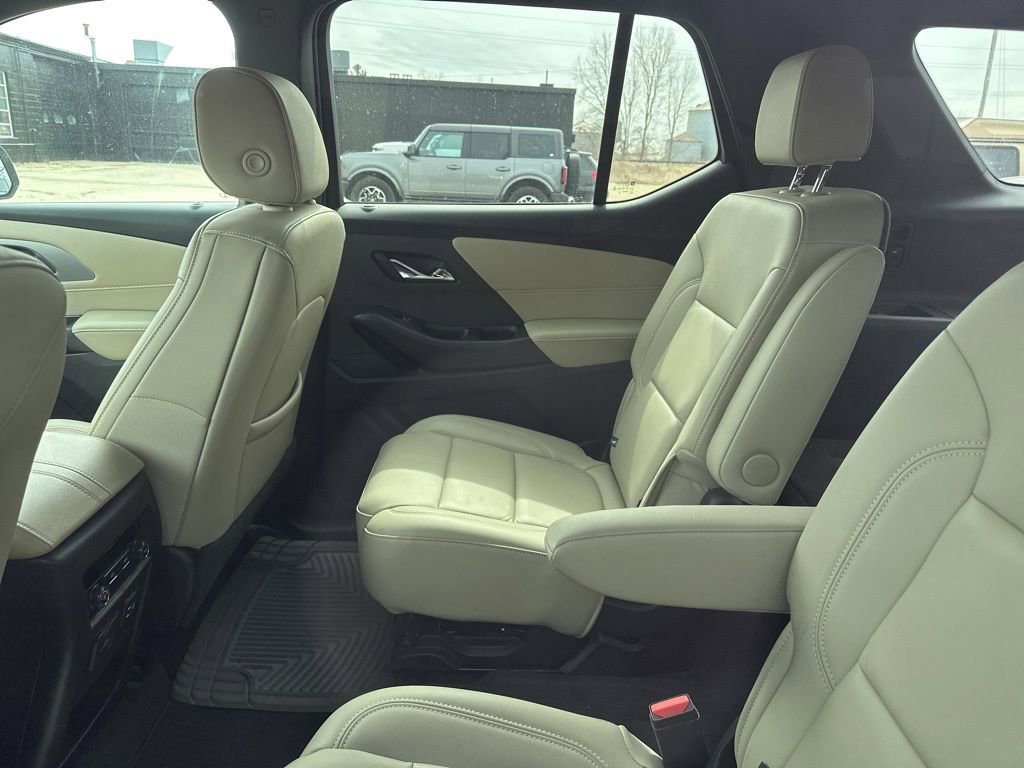 Used 2022 Chevrolet Traverse LT w/ LT Premium Package image 16