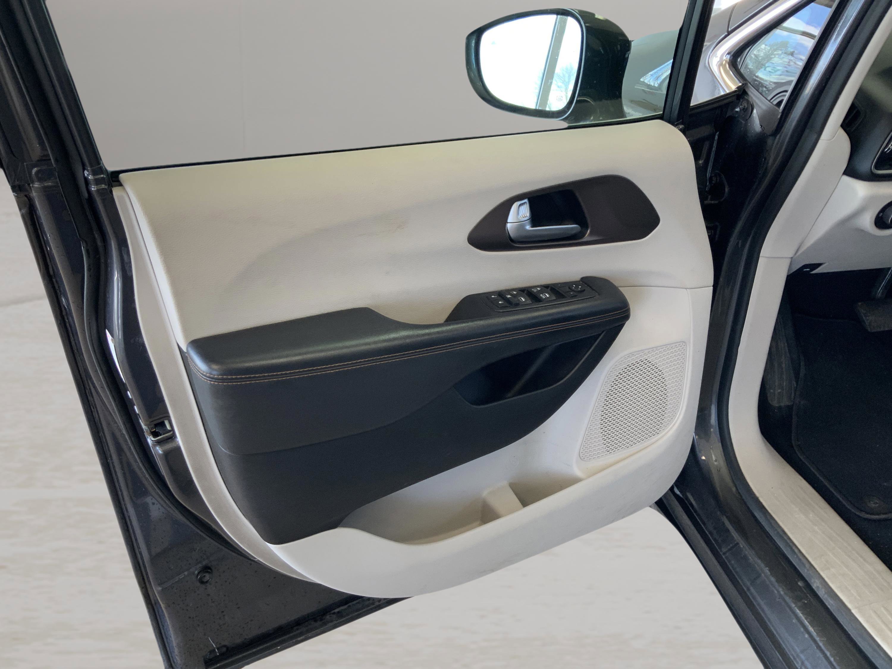 Used 2017 Chrysler Pacifica Touring-L FWD image 12