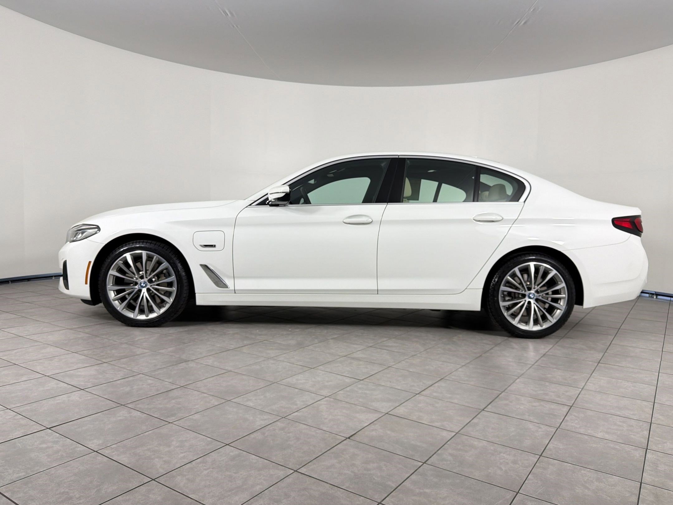 Certified 2023 BMW 530e w/ Premium Package image 2