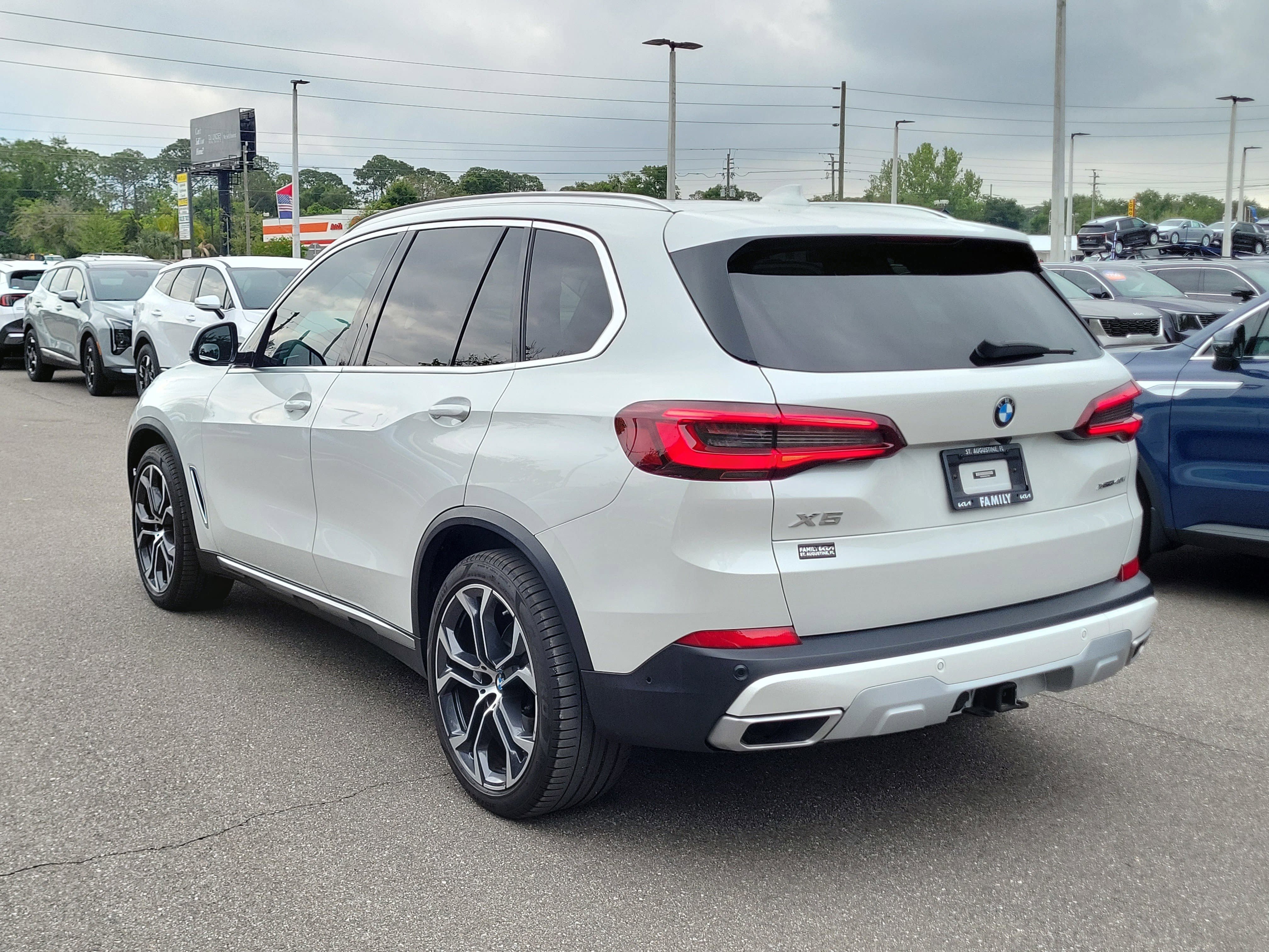 Used 2022 BMW X5 xDrive40i w/ Premium Package AWD/4WD image 4