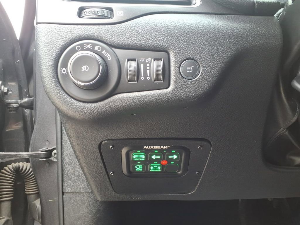 Used 2020 Jeep Cherokee Trailhawk w/ Comfort/Convenience Group AWD/4WD image 17