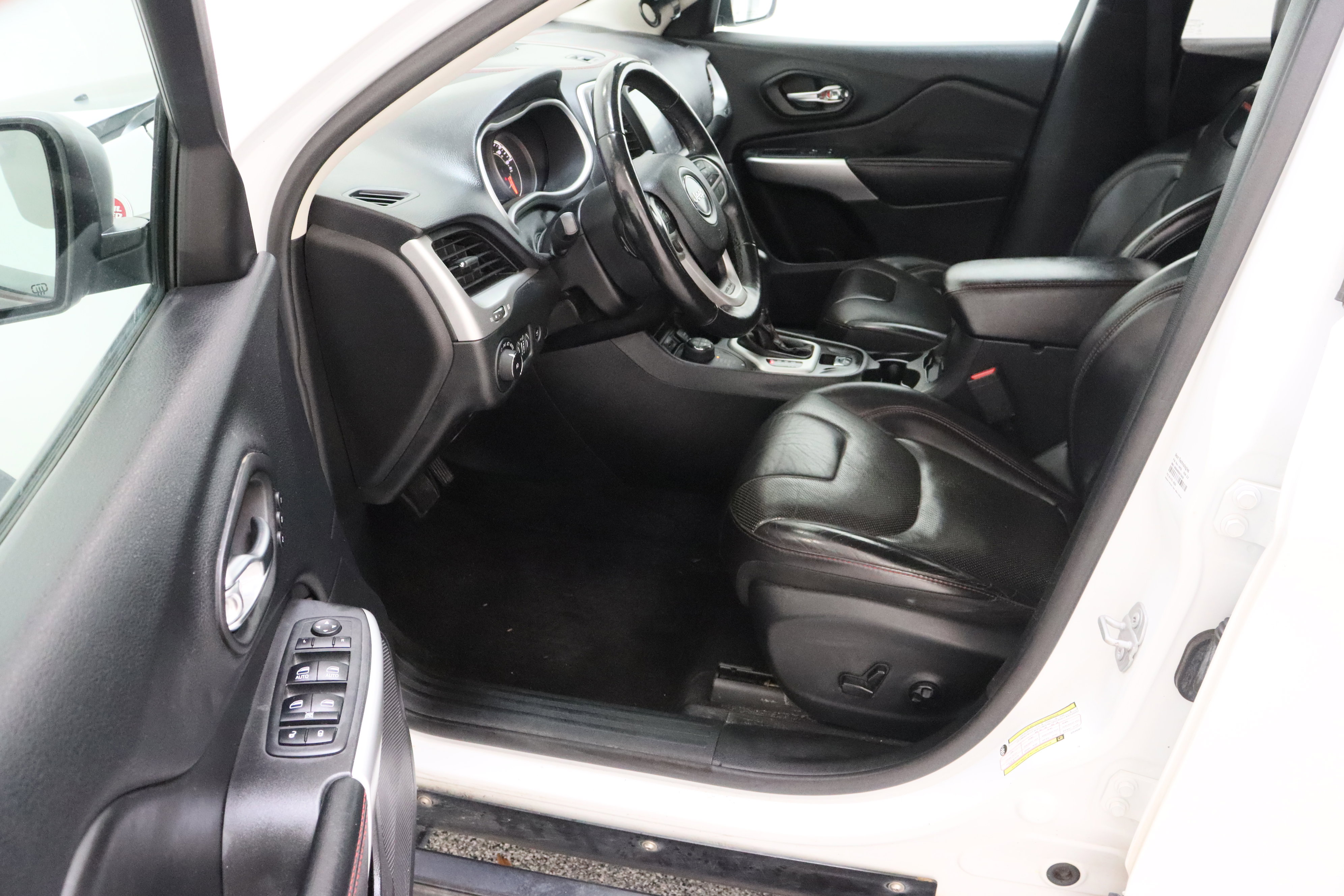 Used 2018 Jeep Cherokee Trailhawk w/ Quick Order Package 27L image 14