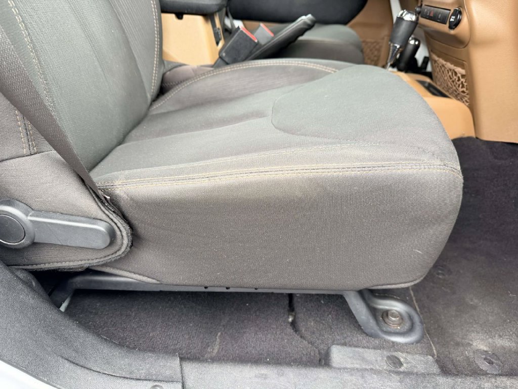 Used 2017 Jeep Wrangler Unlimited Sahara AWD/4WD image 8