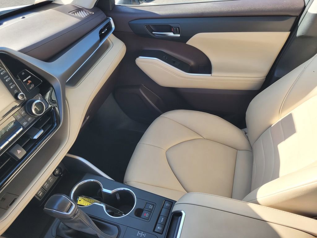 Used 2022 Toyota Highlander XLE FWD image 14