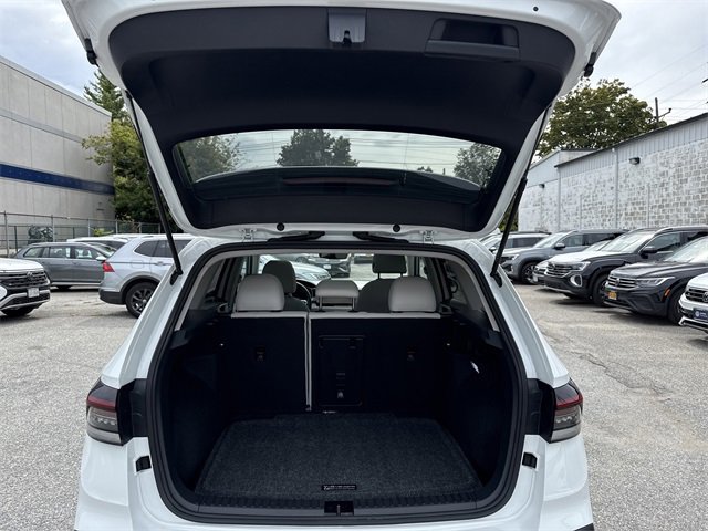 Used 2025 Volkswagen Taos SE image 35