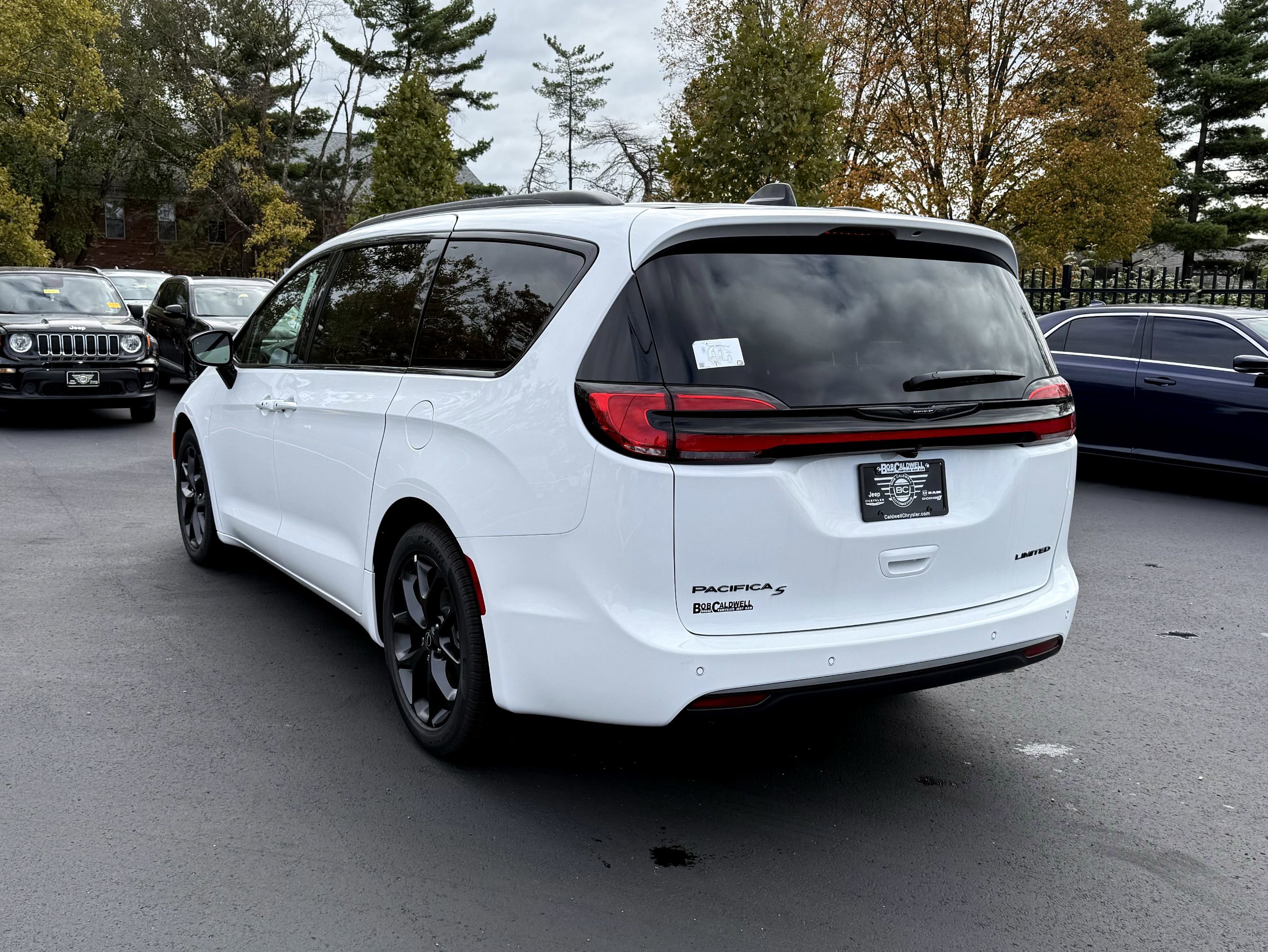New 2026 Chrysler Pacifica Limited image 7