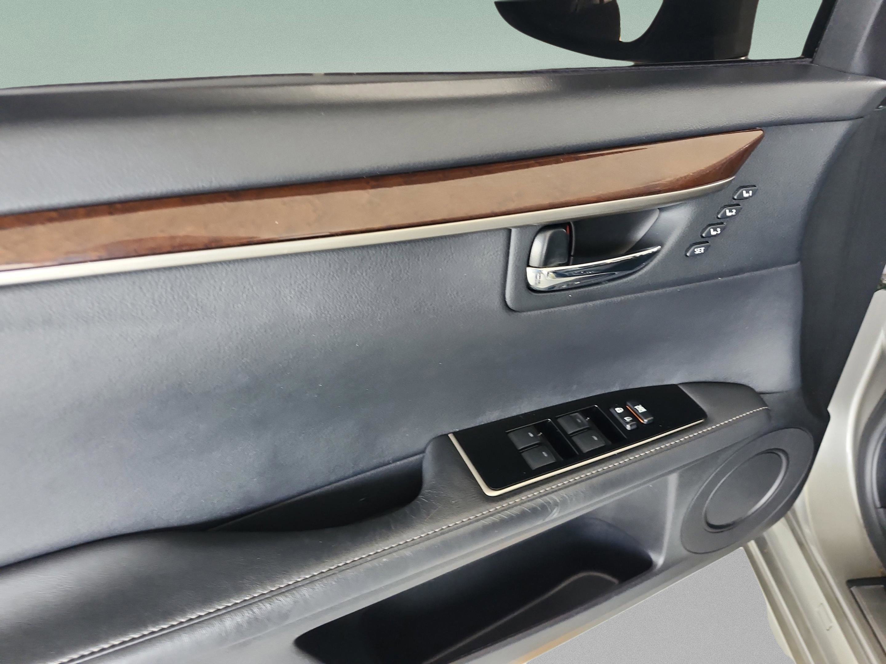 Used 2016 Lexus ES 350 w/ Premium Package w/Wood Trim image 17