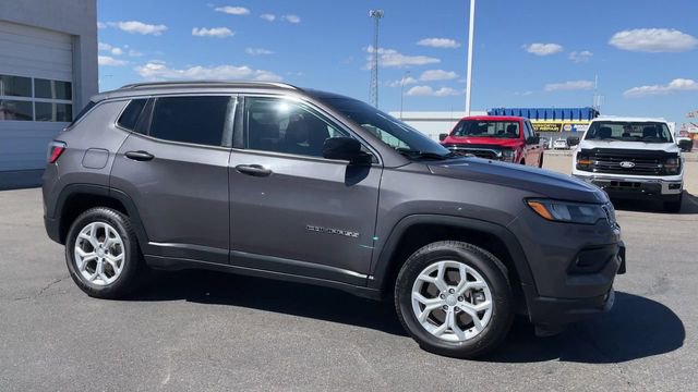 Used 2024 Jeep Compass Latitude AWD/4WD image 3