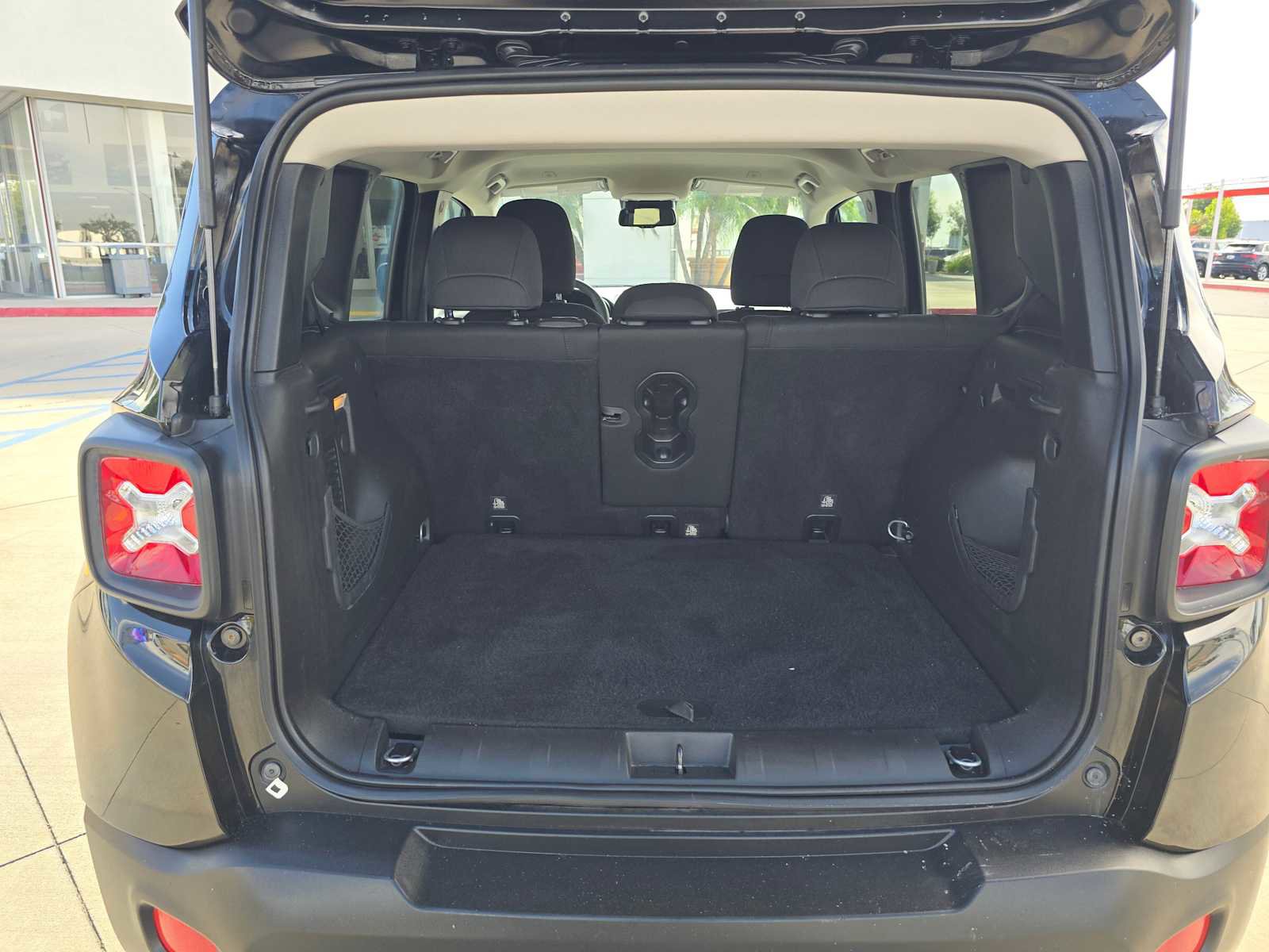 Used 2018 Jeep Renegade Latitude w/ UConnect 8.4 Nav Group image 15