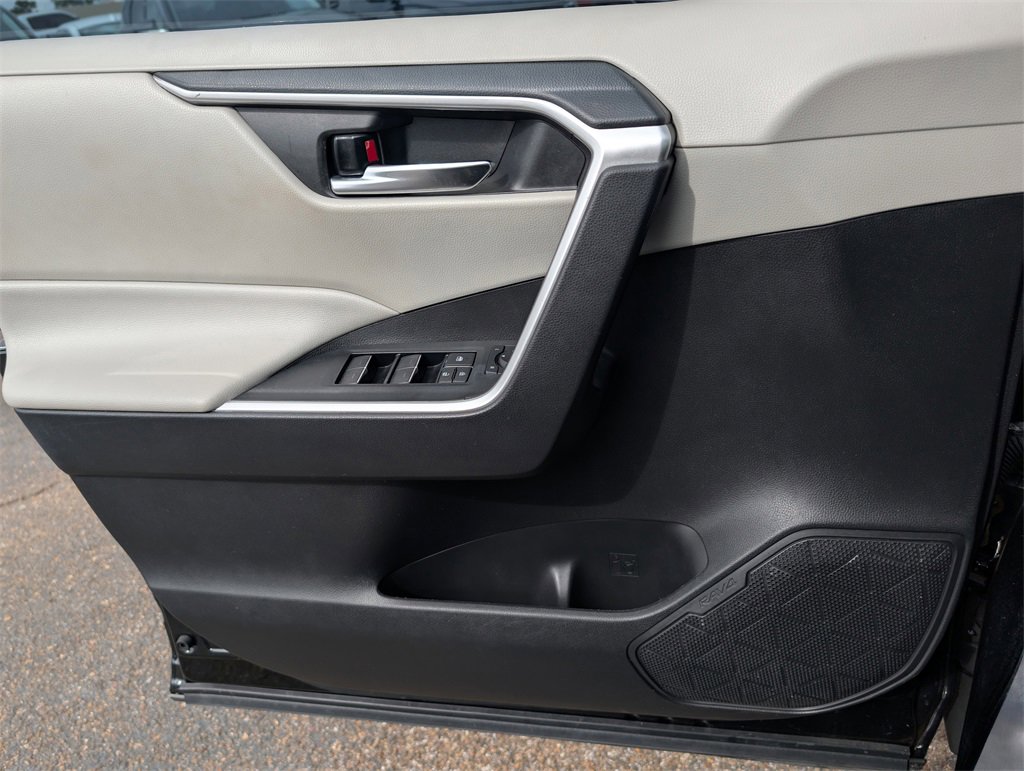 Used 2022 Toyota RAV4 XLE image 24