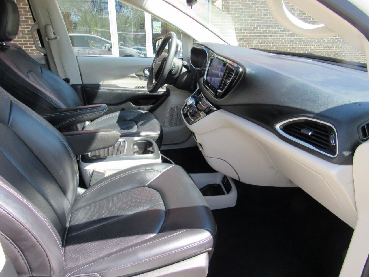 Used 2023 Chrysler Pacifica Touring-L FWD image 31
