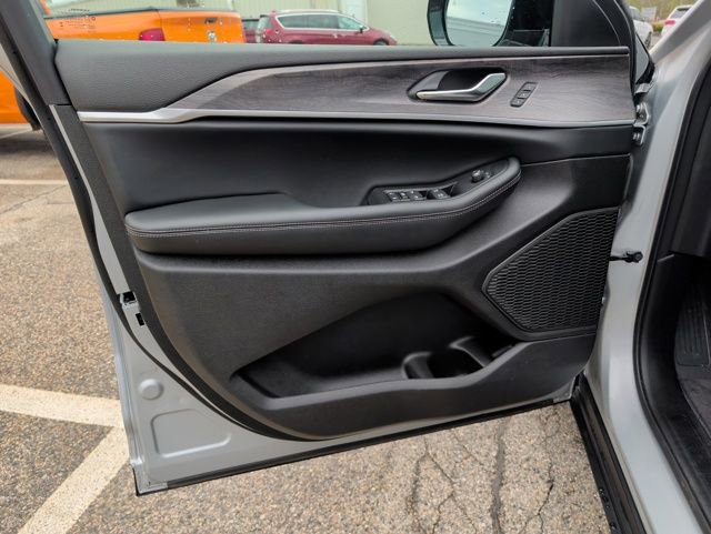 Used 2025 Jeep Grand Cherokee Limited image 13