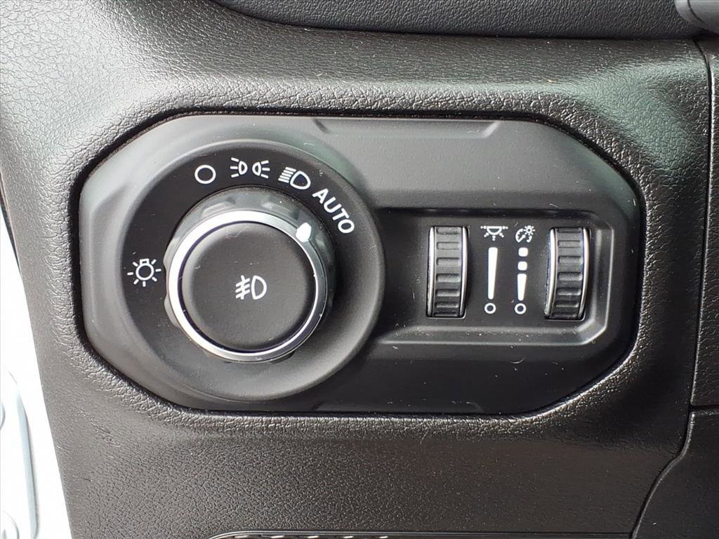 Used 2020 Jeep Wrangler Unlimited Sahara w/ Uconnect 4C Nav & Sound Group image 14