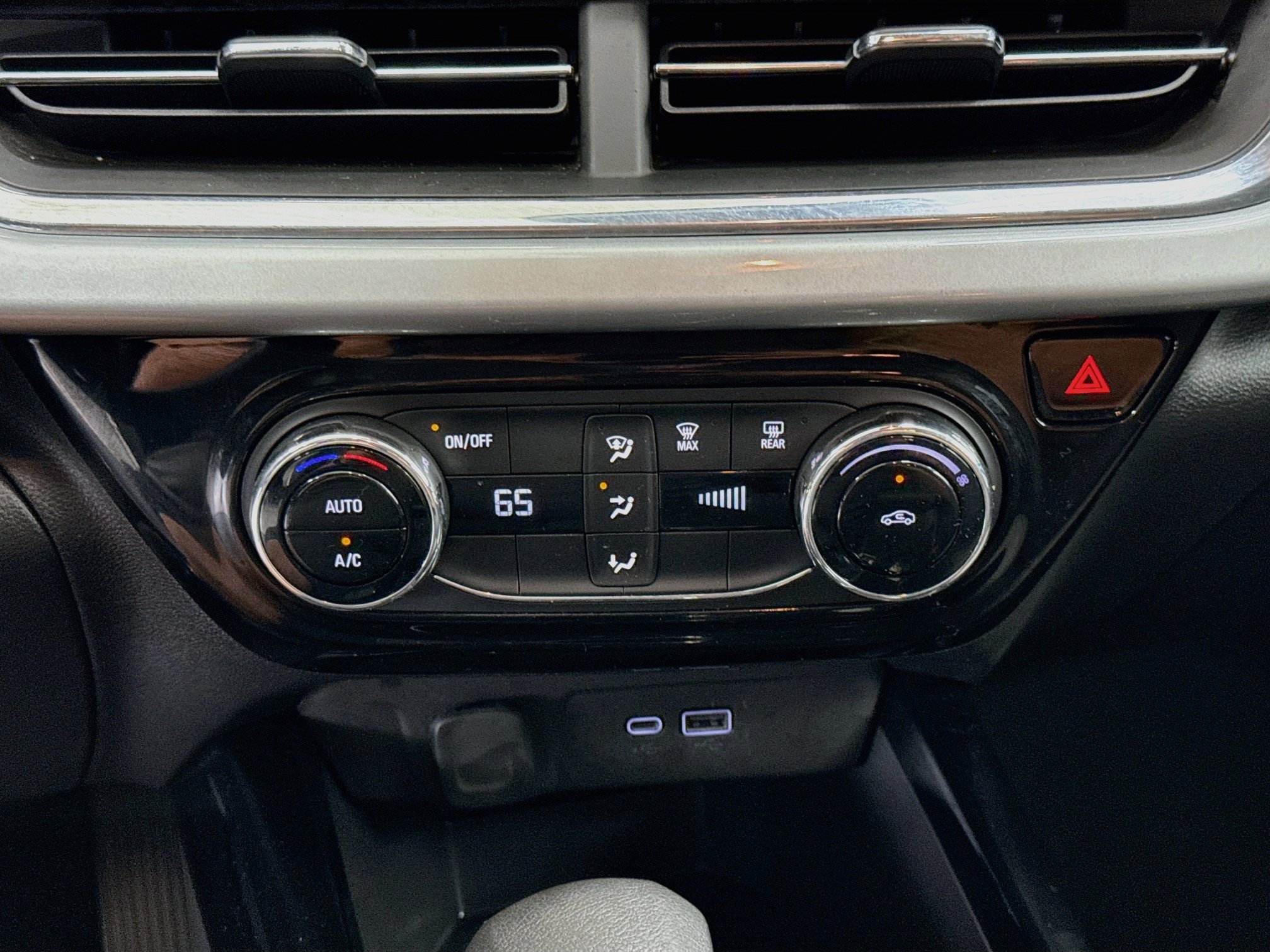 Used 2025 Chevrolet Trax LT FWD image 22