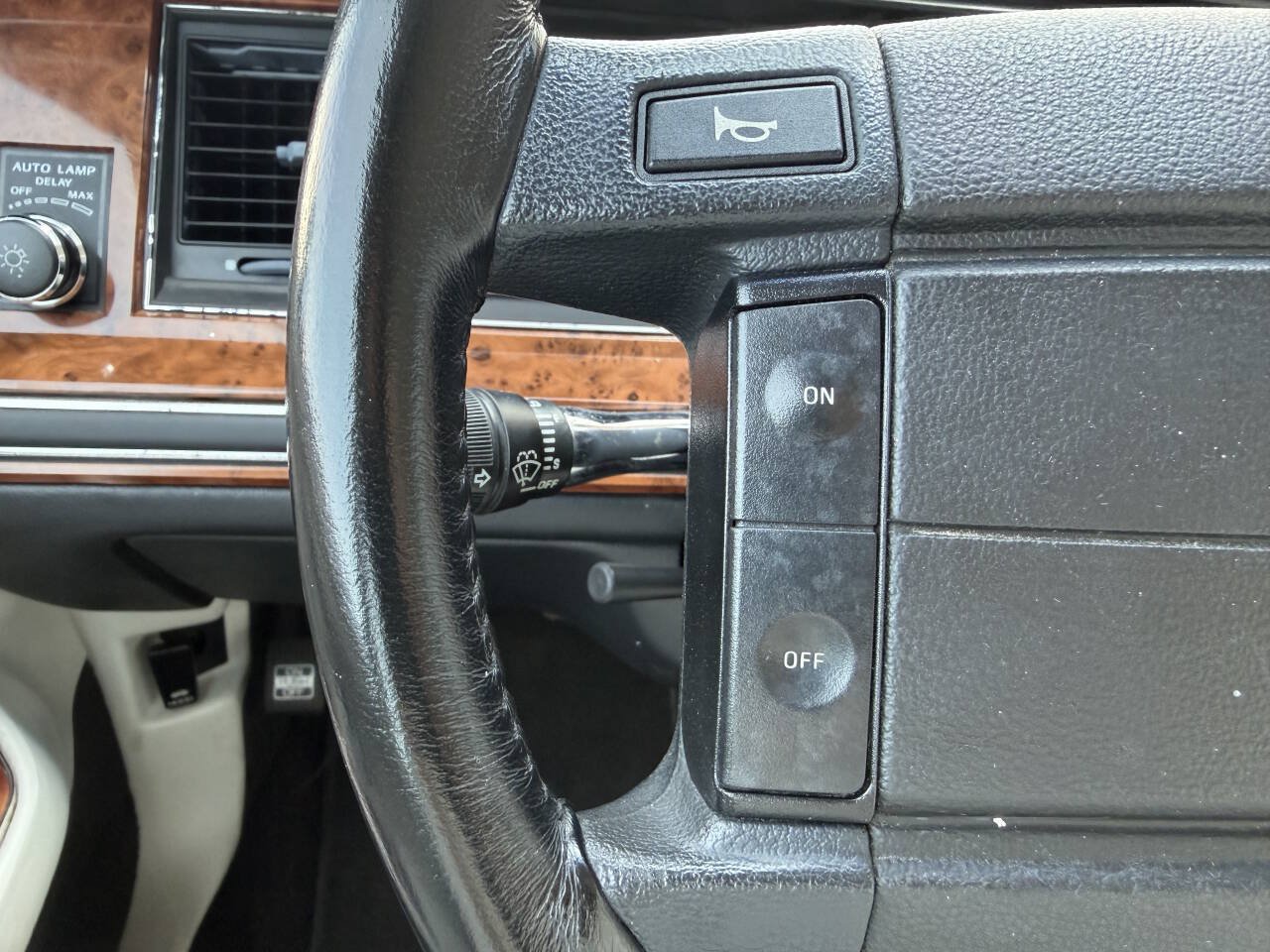 Used 1994 Lincoln Town Car Signature RWD image 19