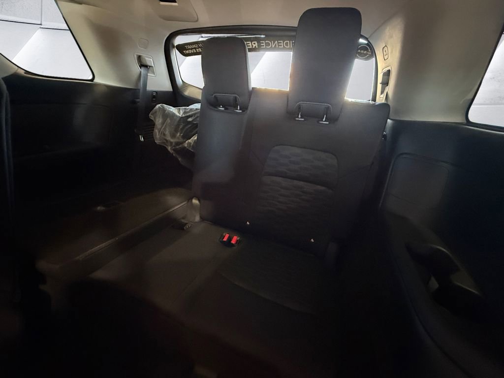 Used 2025 Nissan Pathfinder SV image 18