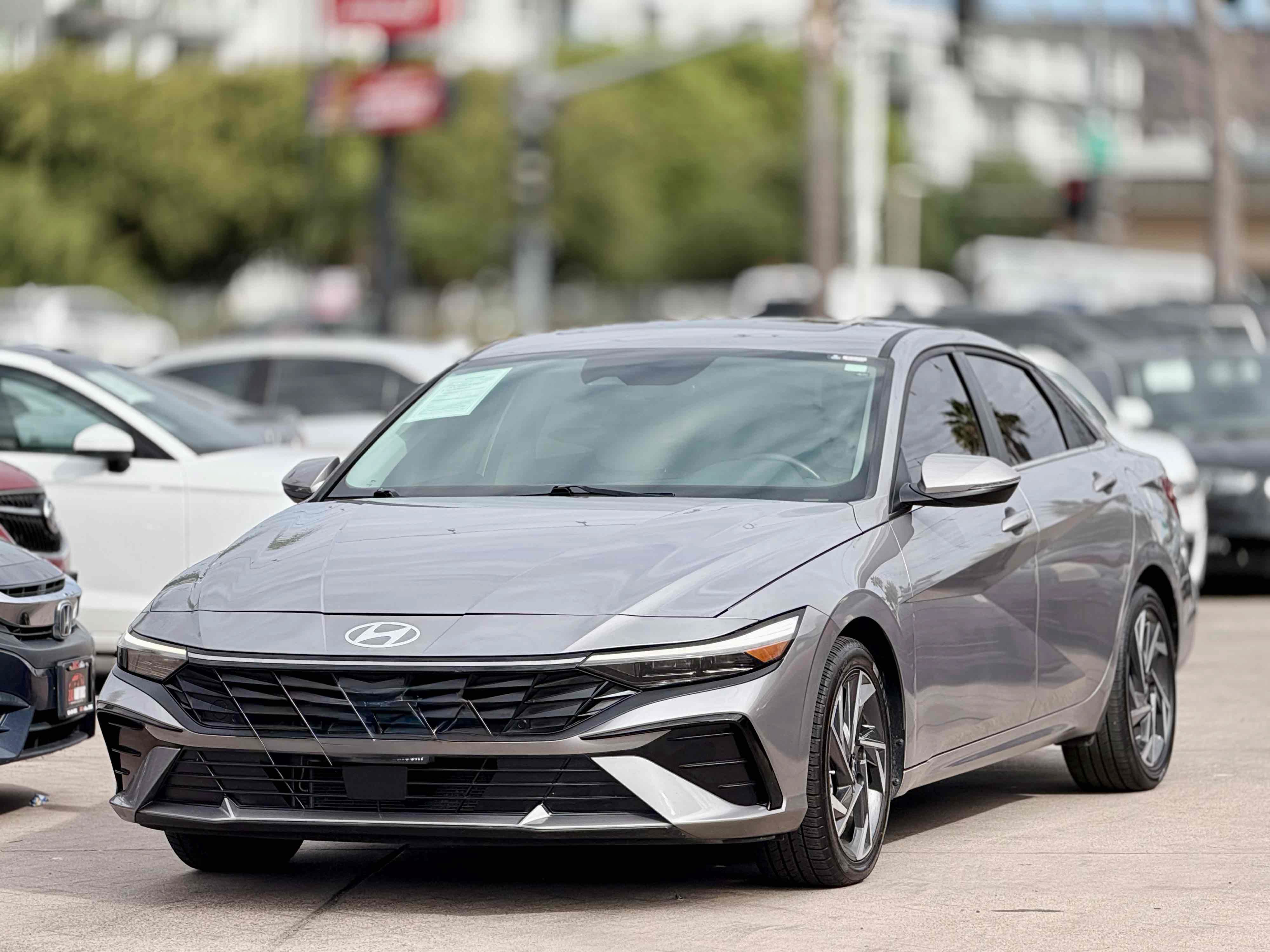 Used 2025 Hyundai Elantra Limited FWD image 4
