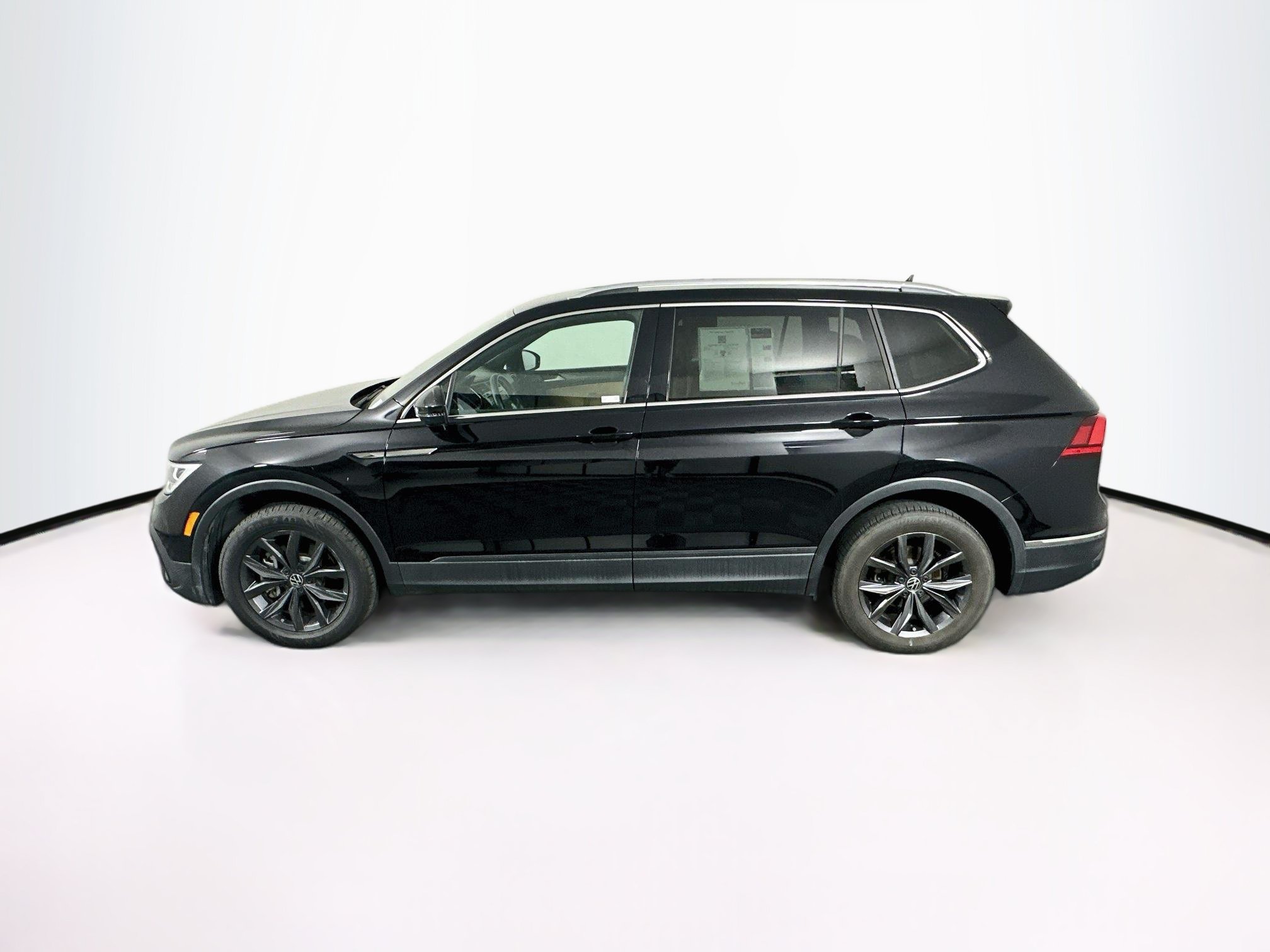 Used 2023 Volkswagen Tiguan SE FWD image 4