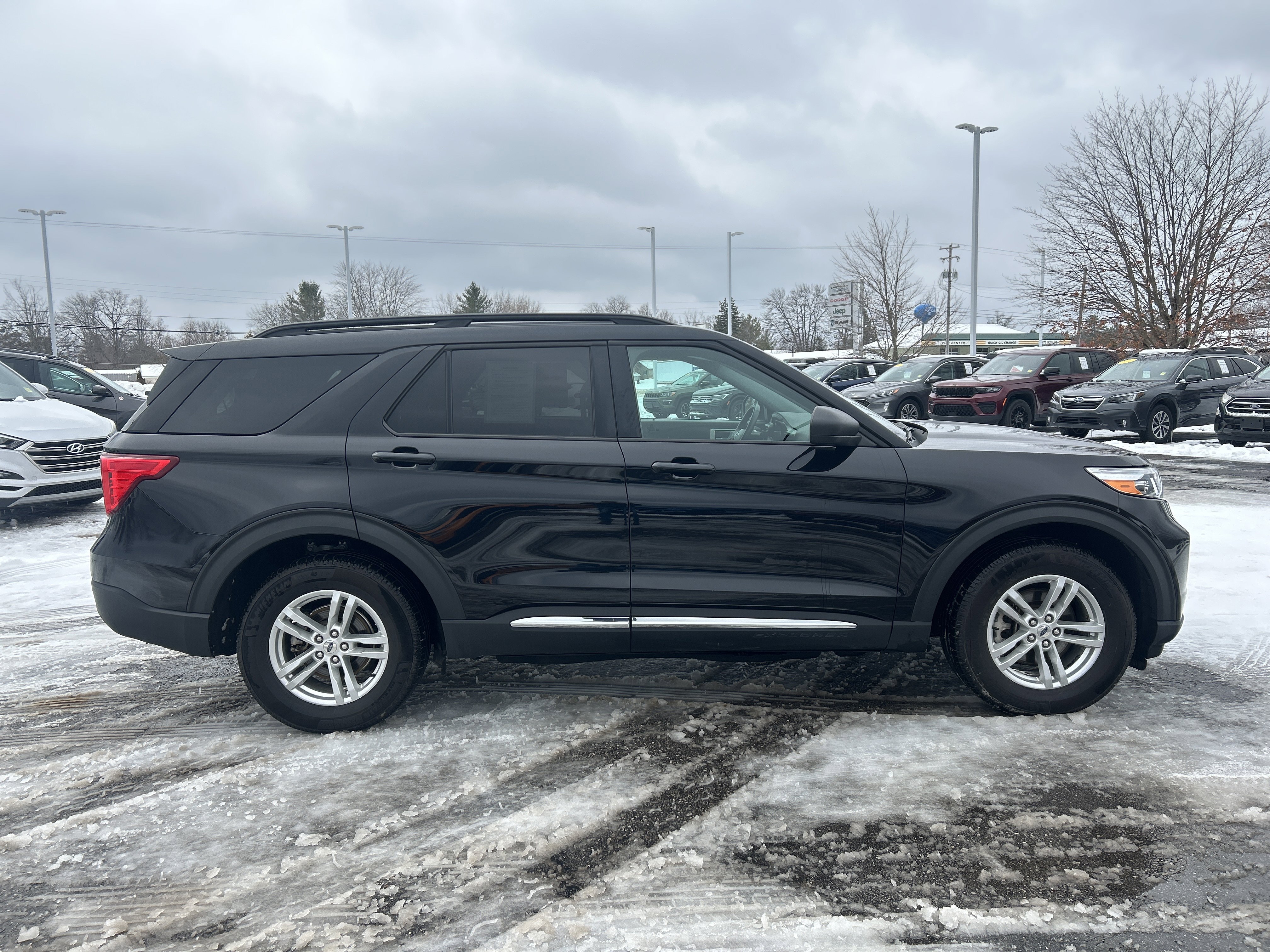 Used 2022 Ford Explorer XLT image 2