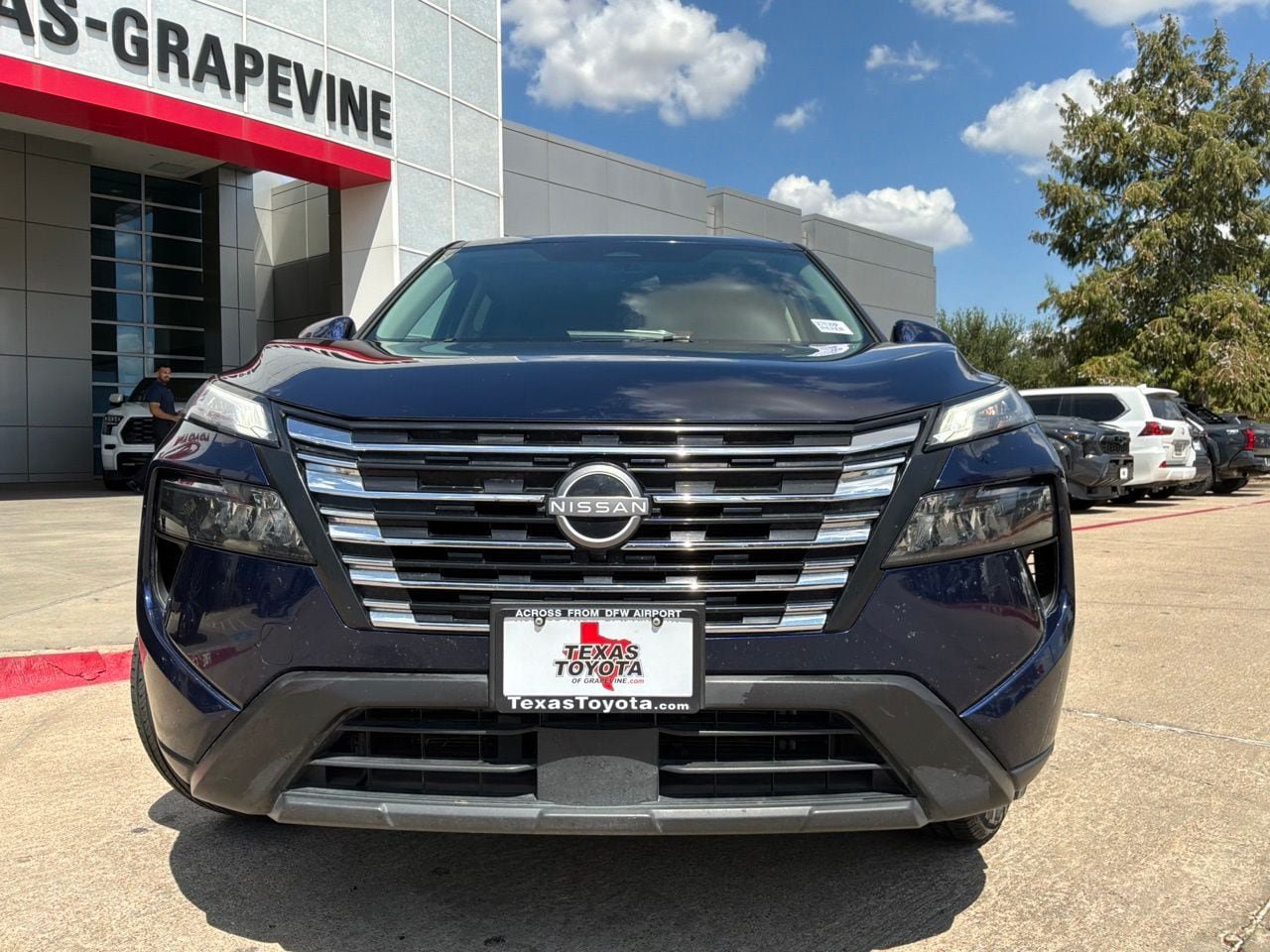 Used 2025 Nissan Rogue SV AWD/4WD image 3