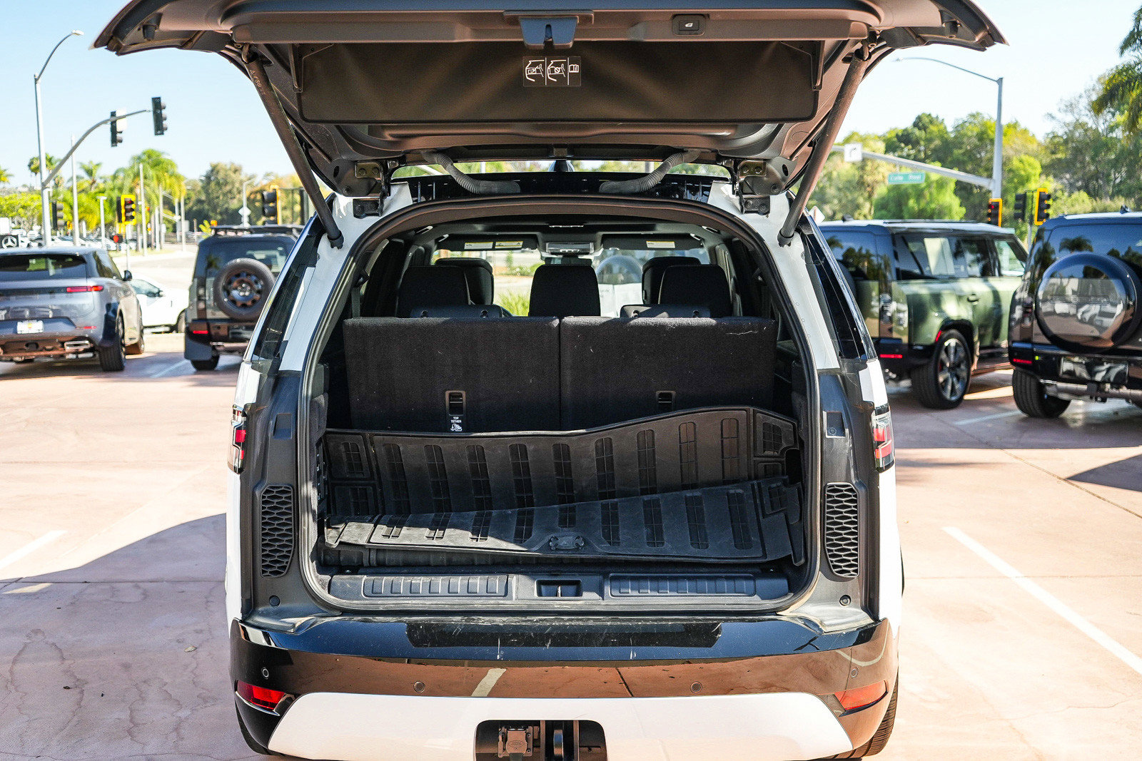 Certified 2025 Land Rover Discovery Dynamic SE AWD/4WD image 23