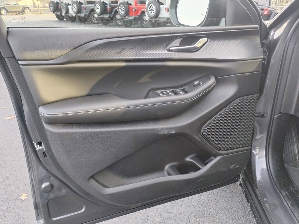 New 2025 Jeep Grand Cherokee Laredo image 18