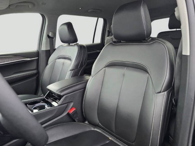 Used 2023 Jeep Grand Cherokee L Limited AWD/4WD image 19