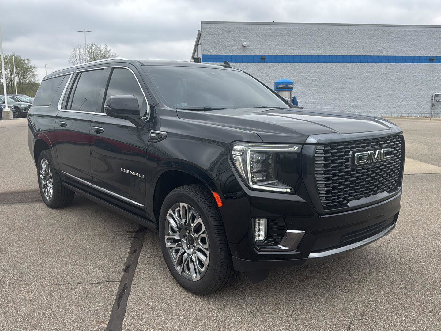 Used 2023 GMC Yukon XL Denali Ultimate AWD/4WD image 8