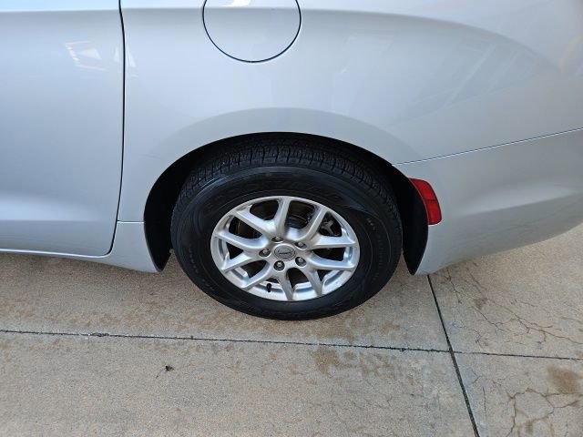 Used 2024 Chrysler Pacifica Touring-L image 11