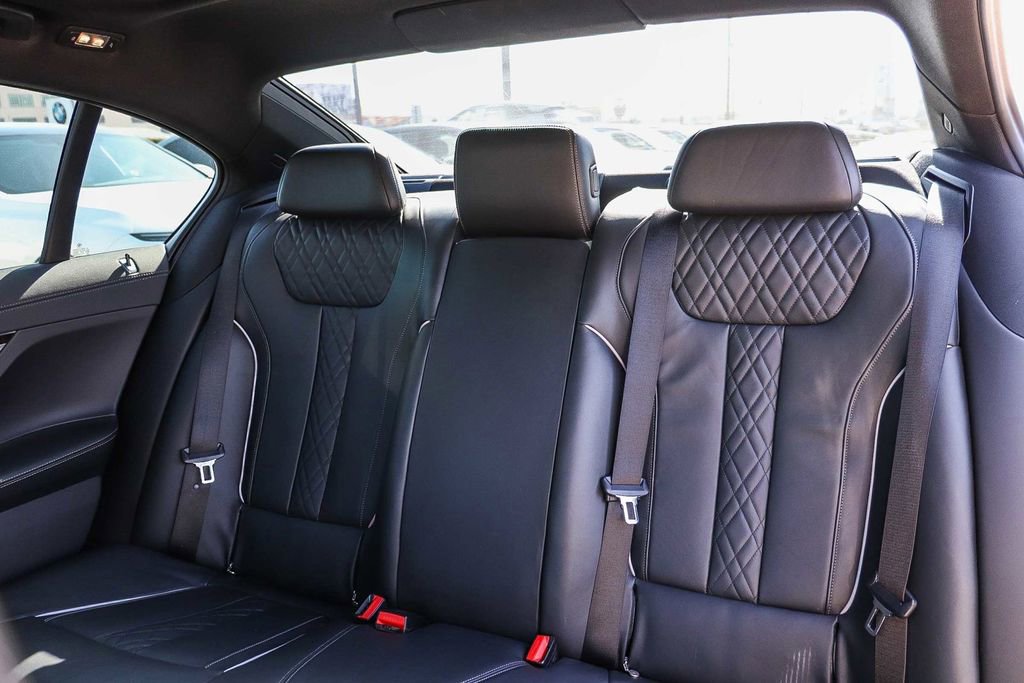 Used 2022 BMW 750i xDrive 750i xDrive w/ M Sport Package image 21